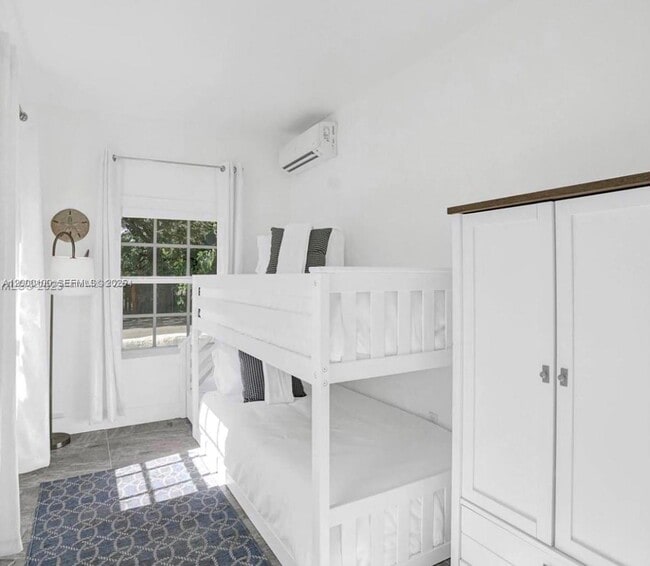 Photo - 2501 NE 181st St