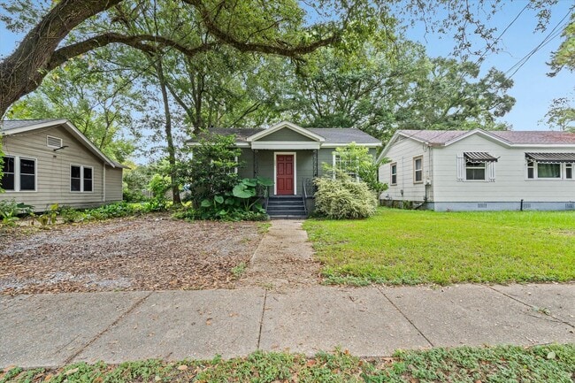 CHARMING MIDTOWN COTTAGE with Updated Kitchen - CHARMING MIDTOWN COTTAGE with Updated Kitchen House