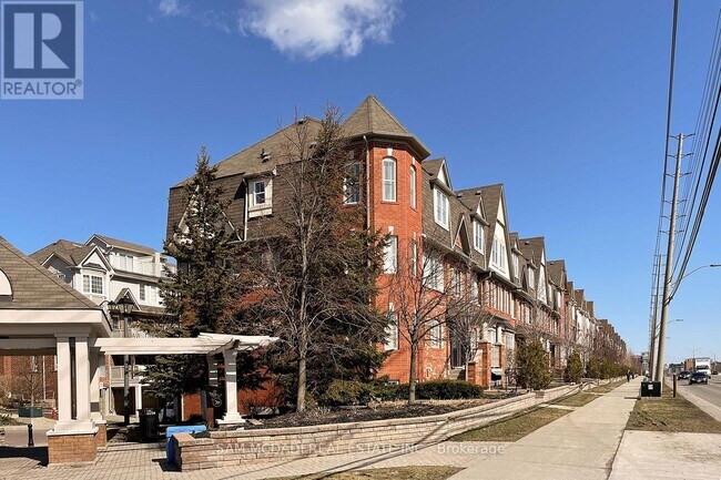 Photo - 639 Dundas St W