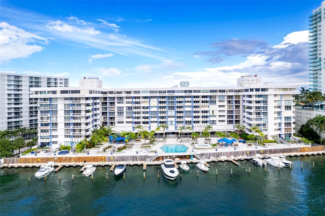 South Bay Club on Biscayne Bay - 800 West Ave Condominio