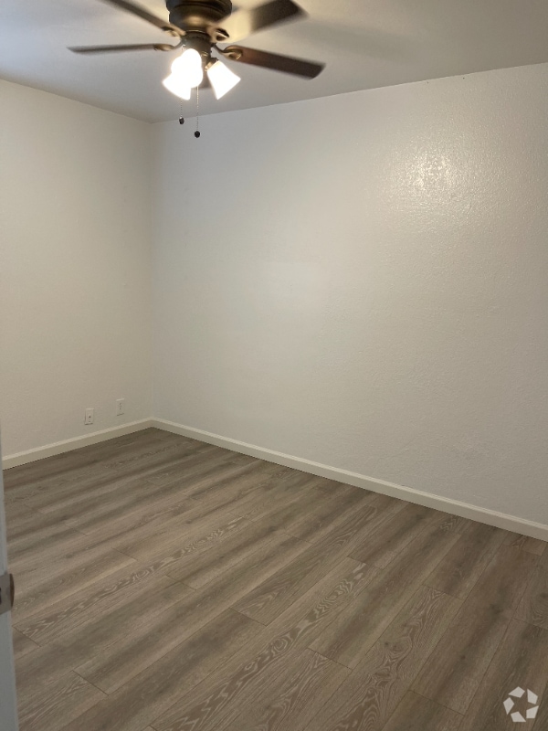 Building Photo - 220 W 9th St Rental