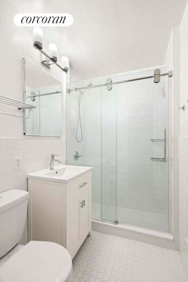 Photo - 25 W 13th St