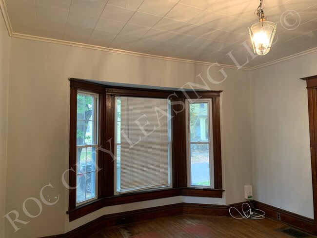 Photo - 1079 Monroe Ave