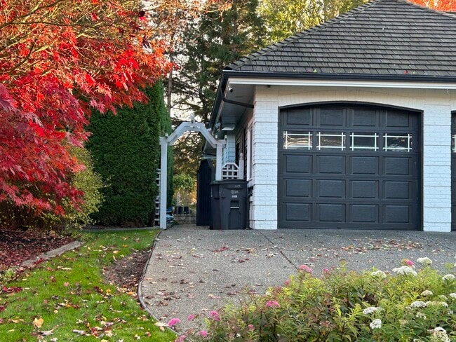 Building Photo - 16077 Morgan Creek Cres