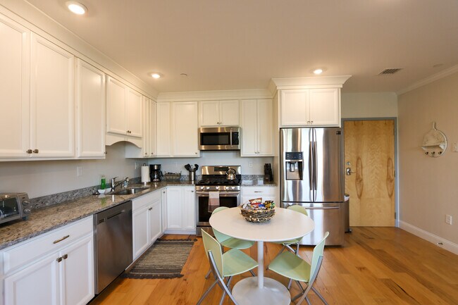 Photo - 1008 Tremont St Unidad 9