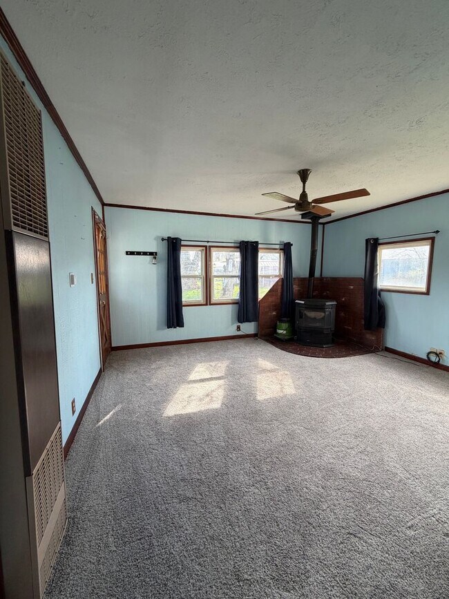 Photo - Clean, Updated Home with Large Yard in Klamath Falls