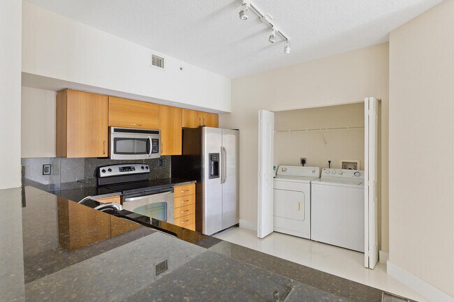 Photo - 250 NE 3rd Ave Unidad 1303