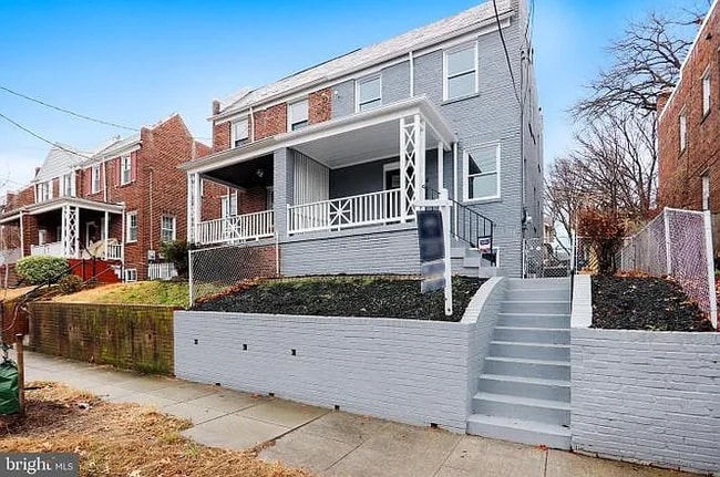 Building Photo - 724 Oneida Pl NW