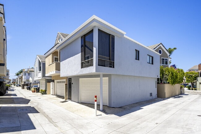 Building Photo - "Charming Furnished Retreat: Classic Cozy ... Rental