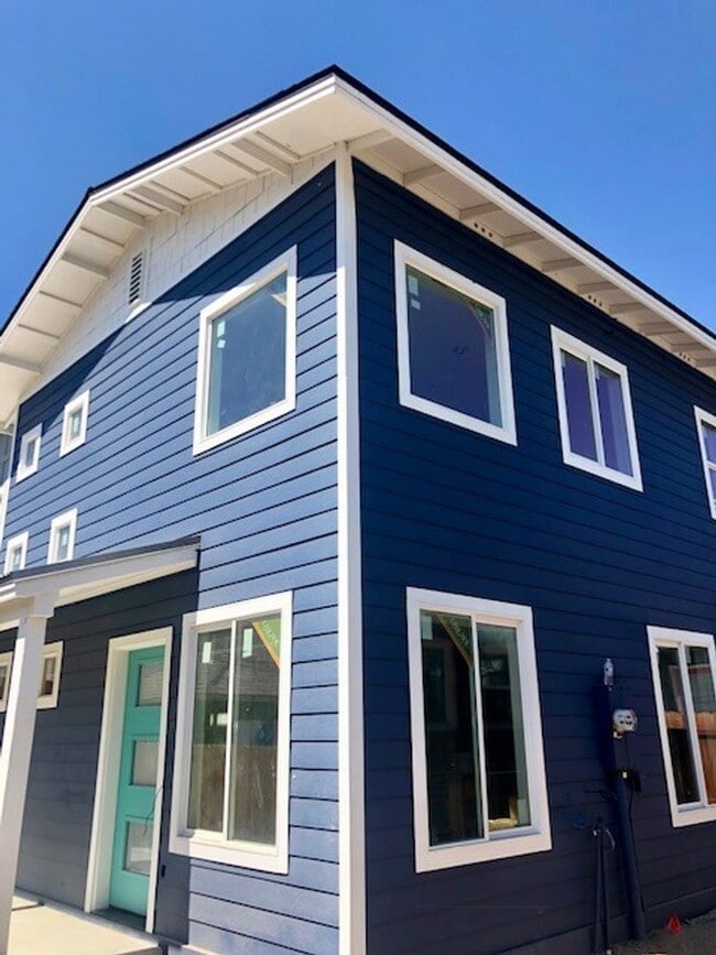 Building Photo - 541 Sinclair St