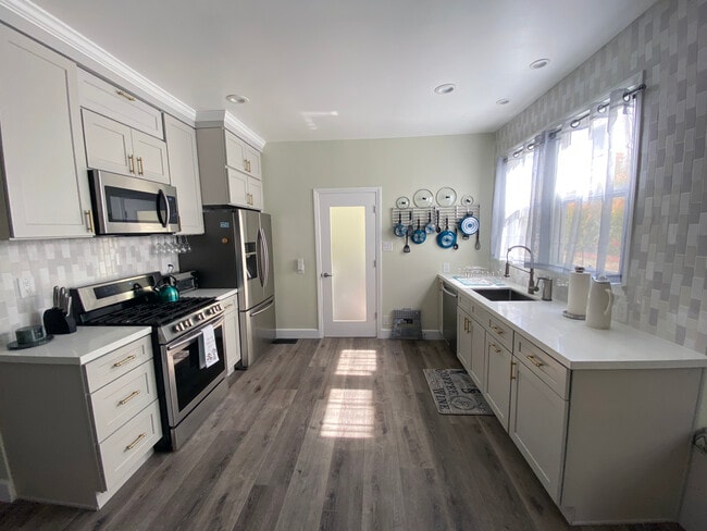 Fully stocked kitchen. - 1104 S Hayworth Ave