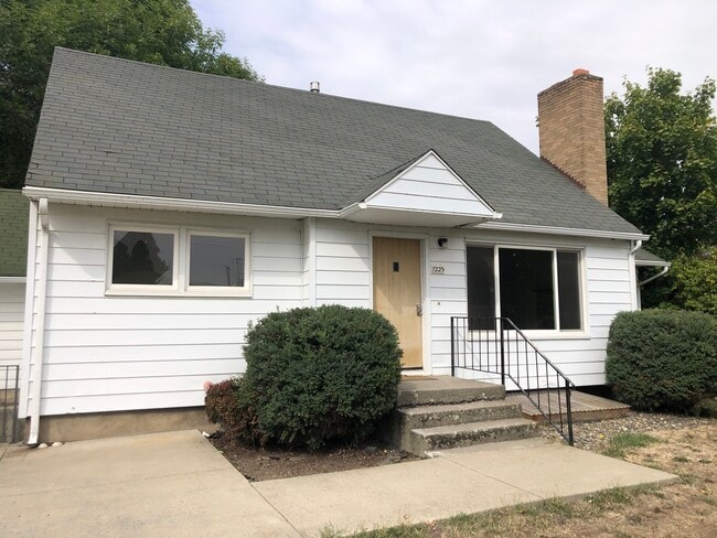 Building Photo - 1225 NE Orchard Dr Unit A