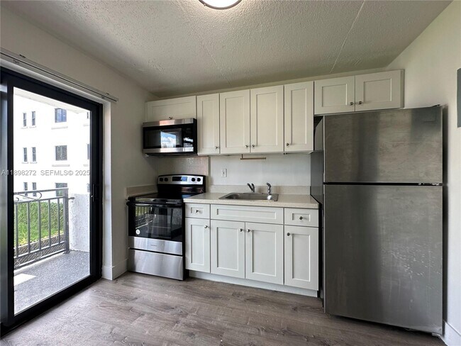 Building Photo - 529 SW 4th St Unit 204