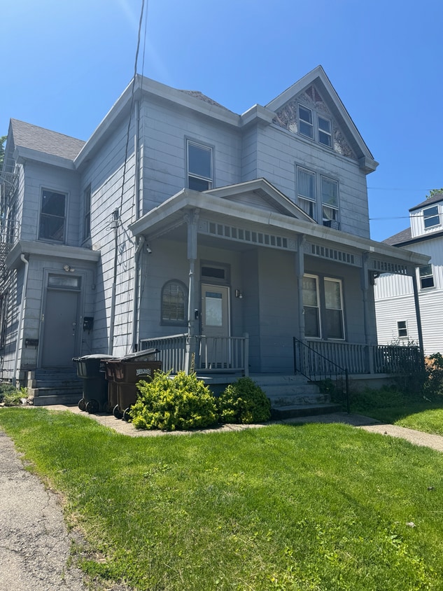 Photo - 2047 Lawrence Ave