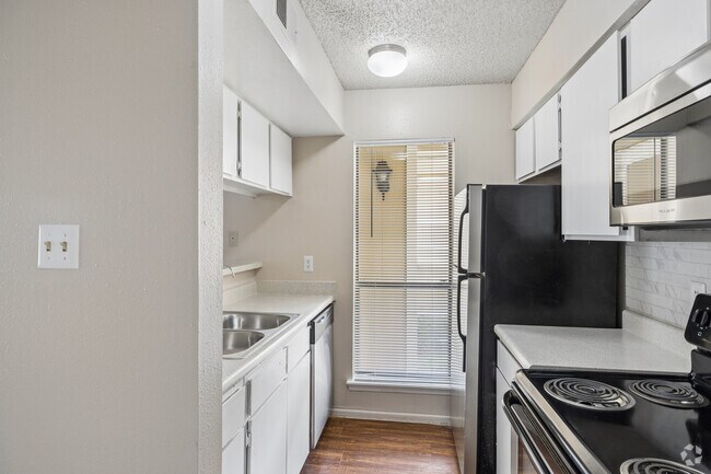 2BR, 2BA - 800SF - Kitchen