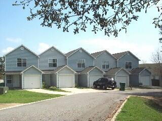 Building Photo - "Charming 2-Bedroom Townhouse with 2.5 Bat...