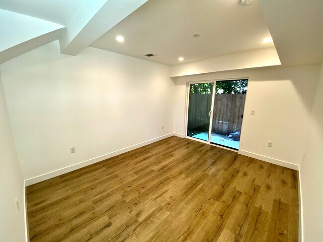 1406 N Sycamore Ave Unit 1406 1/2