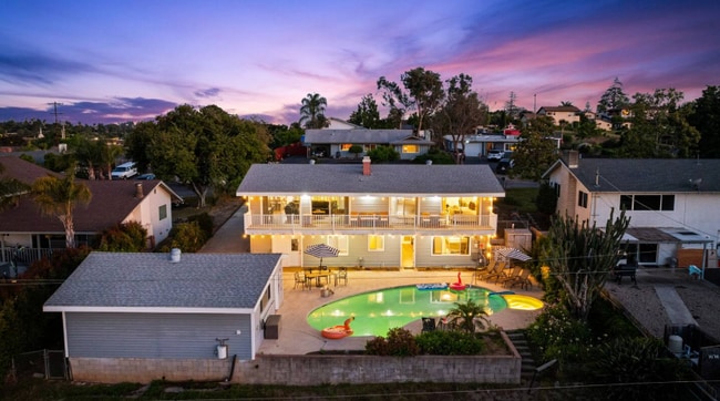 Building Photo - 321 W Kalmia St