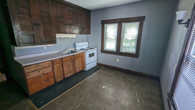 Photo - 757 Erie St S