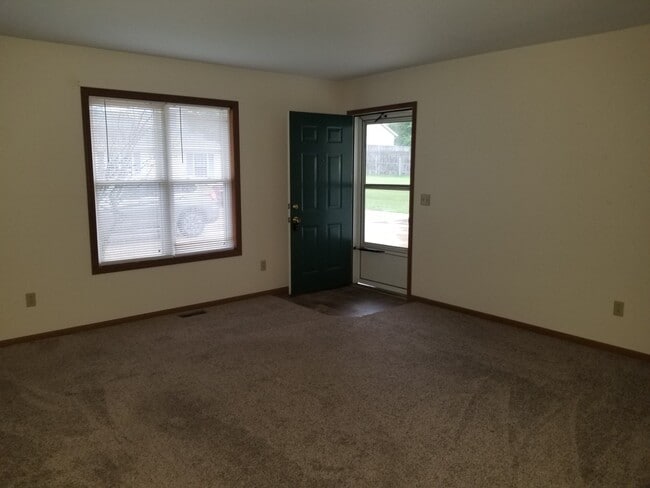 living room - 1112 Oakview Dr Unit 1106