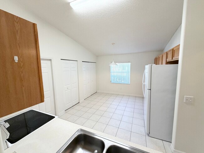 Photo - 120 Foxhall Ln