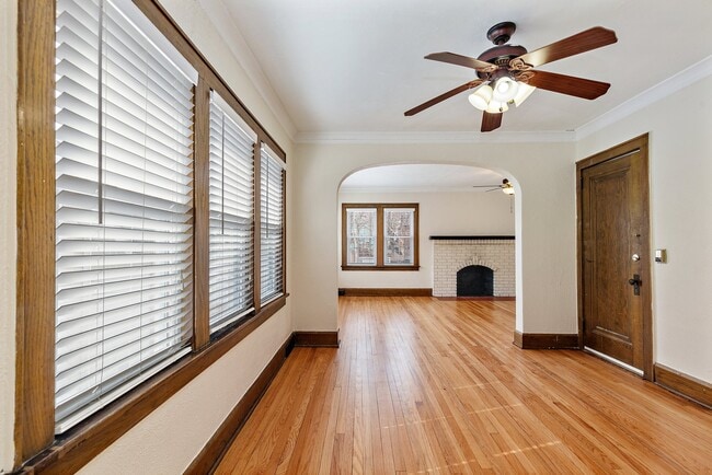 Photo - 124 S Chicago Ave