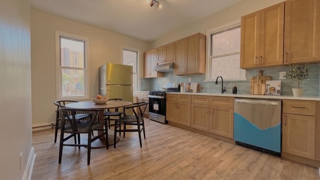 Building Photo - 2212 Summit Ave Unit 3