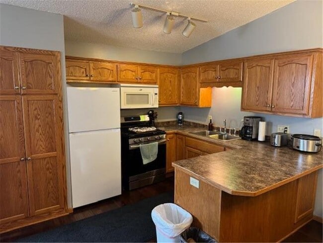 Photo - 300 21st Ave SW