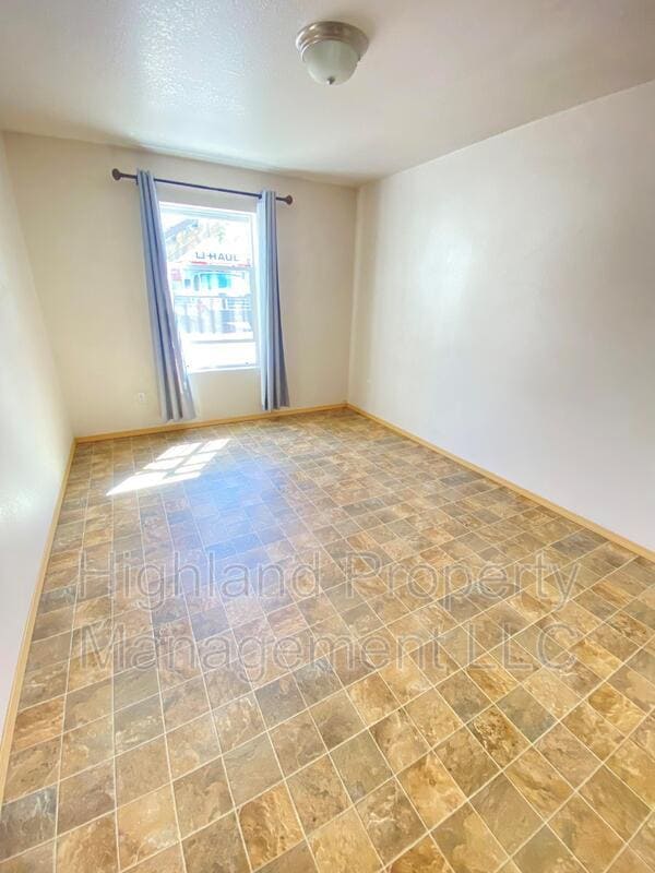 Photo - 1063 NE B St