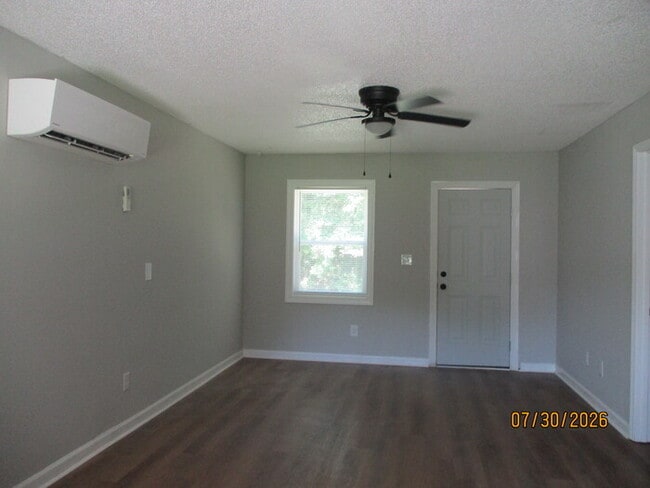 Photo - 323 Oak St