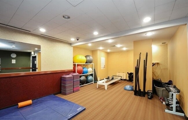 Photo - 3930 N Pine Grove Ave Unit 901