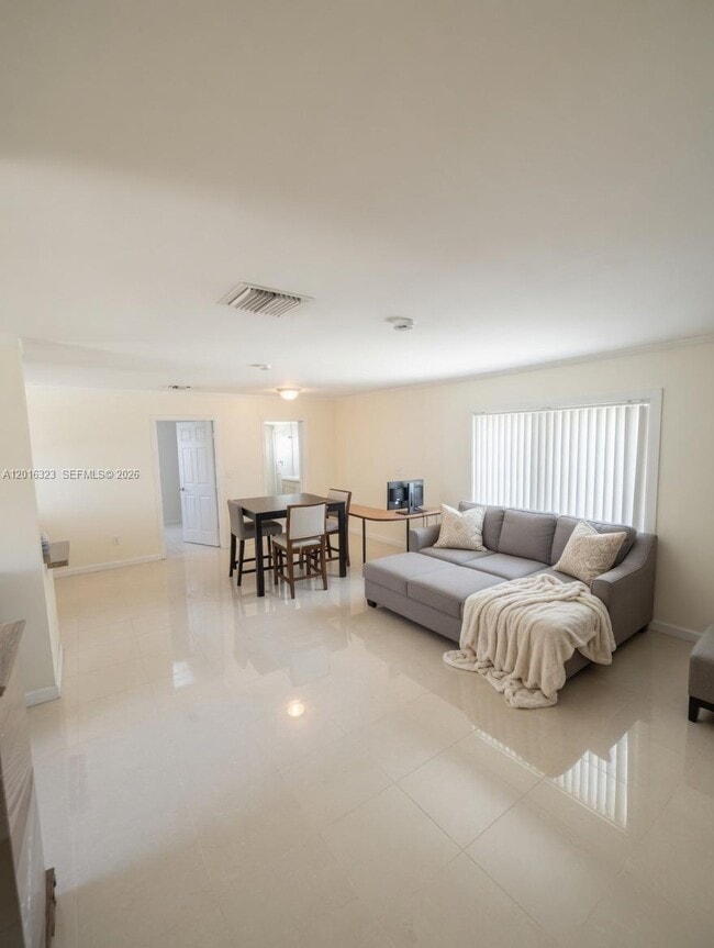 Photo - 261 NE 40th St