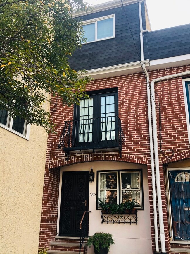 Front of home with Juliet balcony - 330 Pemberton St