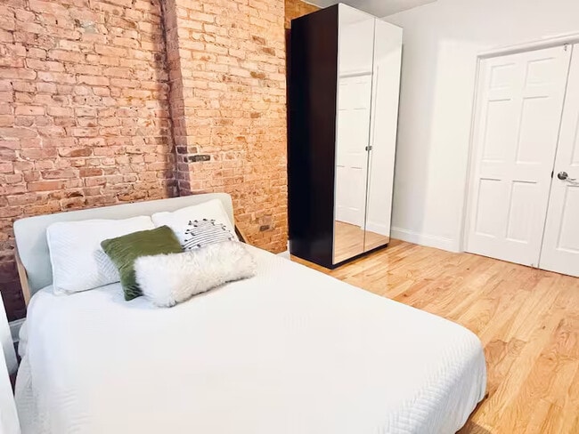 Photo - Bushwick Exposed brick, 23 mins to Manhatt... Unit 3FL