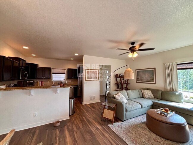 Photo - 914 Antrim Loop