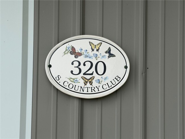 Building Photo - 320 S Country Club Rd