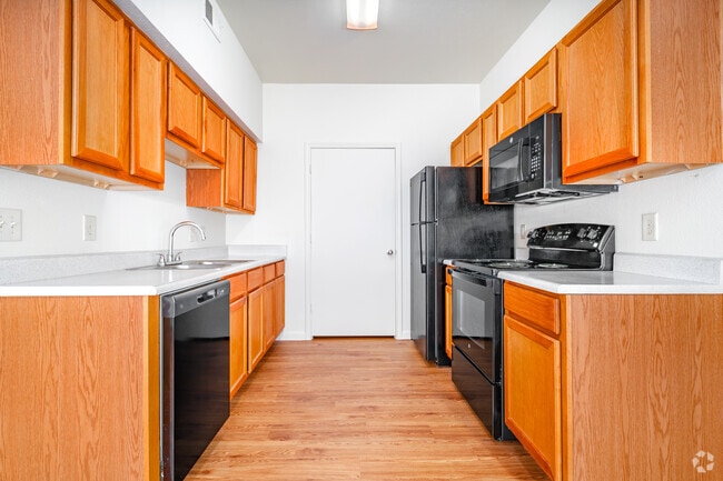 2BR, 2BA - 1079SF - Ktichen
