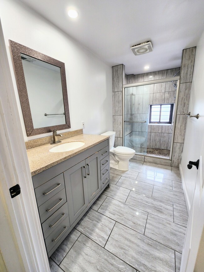 Building Photo - 4733 Butler St Unit 3