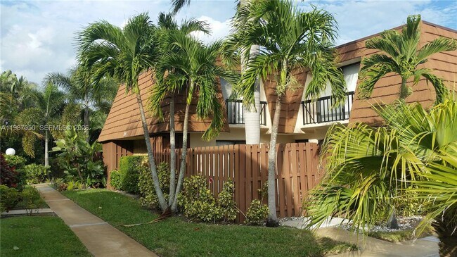 Photo - 825 Center St