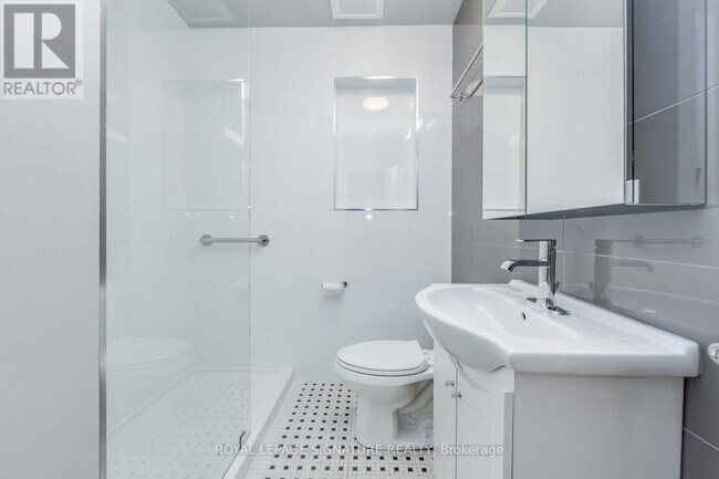 Photo - 1089 Broadview Ave