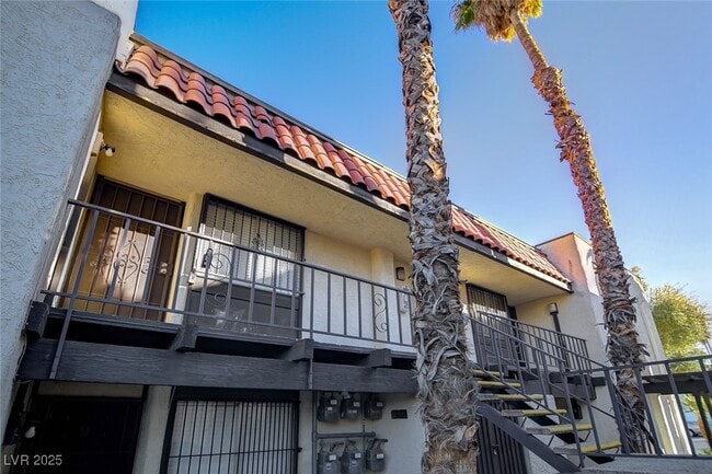 Building Photo - 1440 E Vegas Valley Dr Unit 10