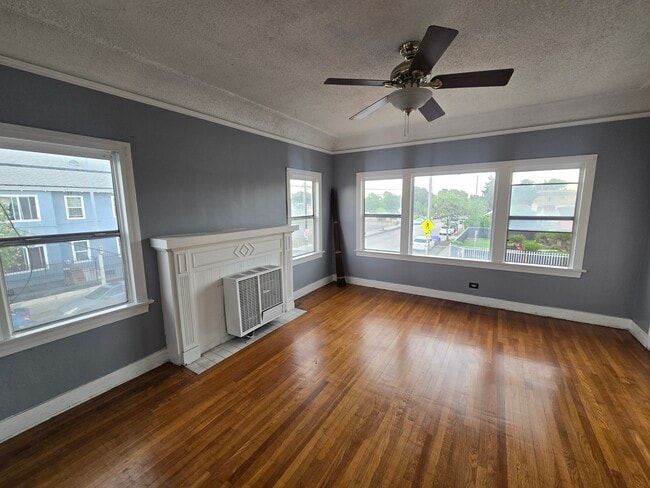 337 1/2 E 49th St Unit 337 1/2