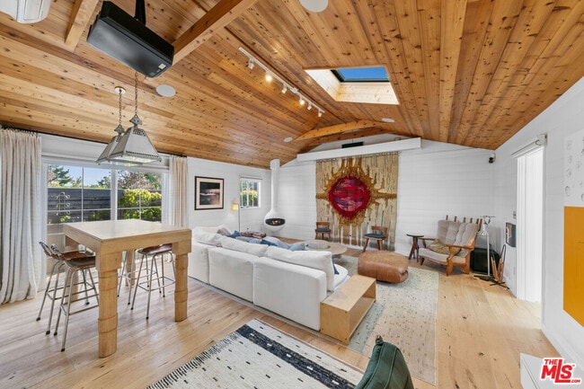 Photo - 7038 Dume Dr