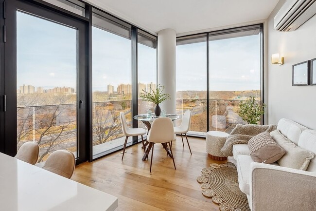 Photo - 1890 Pelham Pky