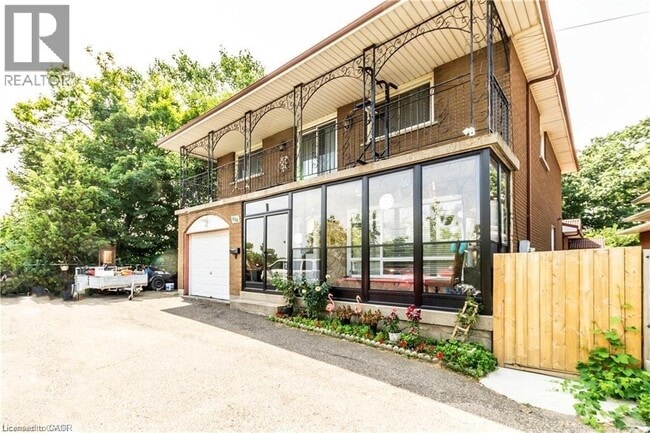 Photo - 404 Queenston Rd