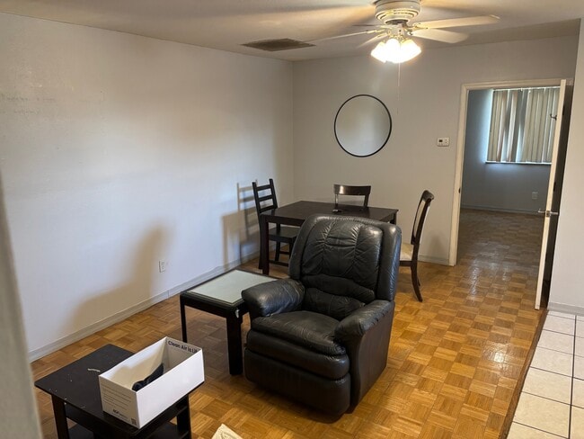 Área de estar - 1662 Drew St