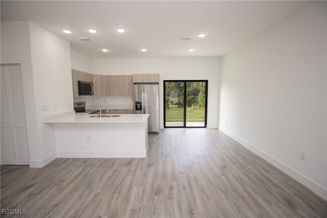 Photo - 1150 Darling St E