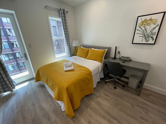 Photo - 336 E 15th St