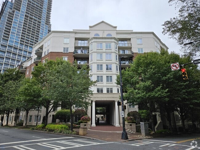 Building Photo - 300 W 5th St Rental