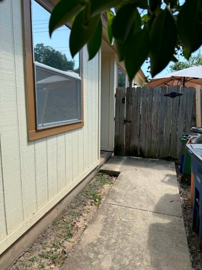 Building Photo - 4413 Bucks Run Unit A